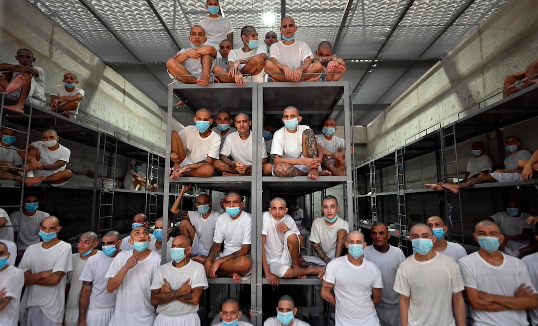 Así funcionan las prisiones de Nayib Bukele en El Salvador. (Photo by Marvin RECINOS / AFP)