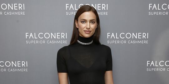 Irina Shayk luce su falda de raja más arriesgada en Nueva York