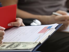 Trabaja en un consulado de EU en México sólo con prepa terminada y gana $20,000 al mes