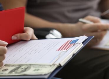 Trabaja en un consulado de EU en México sólo con prepa terminada y gana $20,000 al mes