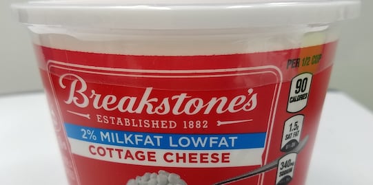 Retiran 9 mil envases de queso cottage por contaminación
