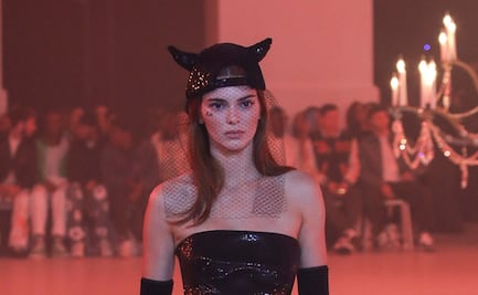 Kendall Jenner conquista París con minivestido de cuero negro