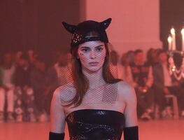 Kendall Jenner conquista París con minivestido de cuero negro