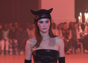 Kendall Jenner conquista París con minivestido de cuero negro