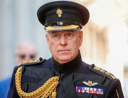 Príncipe Andrés, acusado de agresión sexual, renuncia a sus honores militares