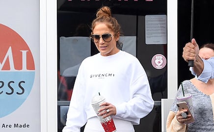 Jennifer Lopez presume silueta de 'infarto' con leggings blancos