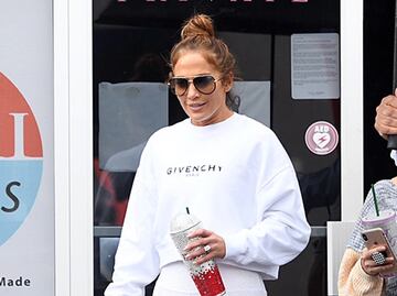 Jennifer Lopez presume silueta de 'infarto' con leggings blancos