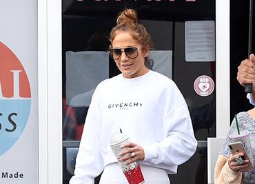 Jennifer Lopez presume silueta de 'infarto' con leggings blancos