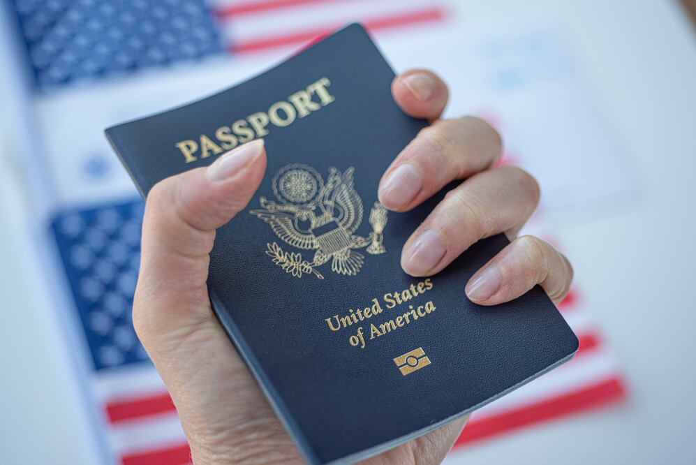 Pasaporte americano/ iStock/ Evgenia Parajanian