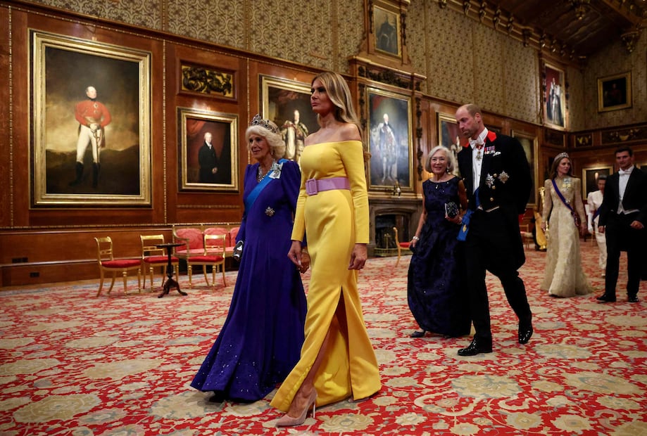 Melania Trump causa revuelo en Reino Unido: rompe protocolo real con arriesgado escote. Foto: AFP