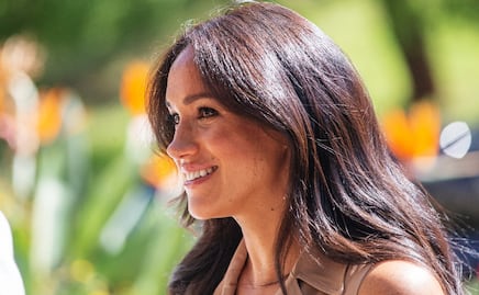 Meghan Markle responde a críticas y dice que no “robó” el vestido que usó en promocional navideño