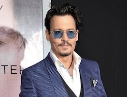 Johnny Depp sale con abogada que lo defendió en juicio; no es Camille Vasquez