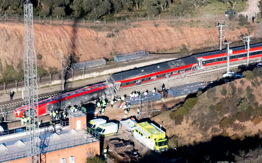 Sube a 39 el número de fallecidos tras colisión de trenes de alta velocidad en España. Foto: EFE