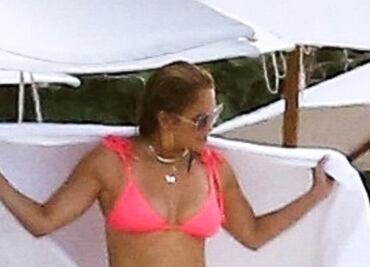 El bikini rosa neón con el que Jennifer Lopez conquistó la playa