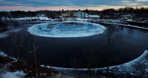 Disco de hielo gigante despierta interés en Maine