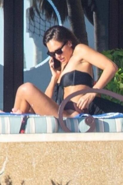 Jessica Alba "impacta" con diminuto bikini negro en Cabo San Lucas