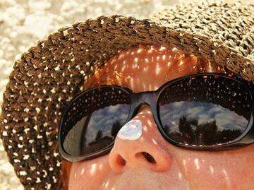 Químicos de bloqueador solar se filtran a la sangre: estudio