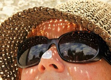 Químicos de bloqueador solar se filtran a la sangre: estudio