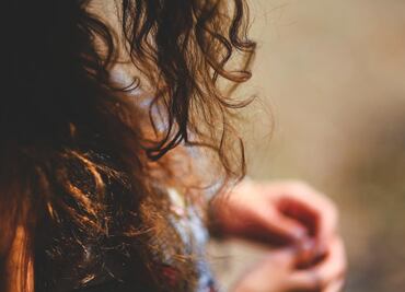 Ataque racista. Hombre blanco quema rostro a mujer birracial