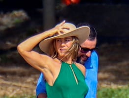 Jennifer Aniston y la falda con la que lució sus piernas tonificadas en Hawái