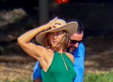 Jennifer Aniston y la falda con la que lució sus piernas tonificadas en Hawái