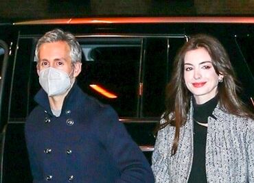 Anne Hathaway destila elegancia y glamour con minivestido en NY