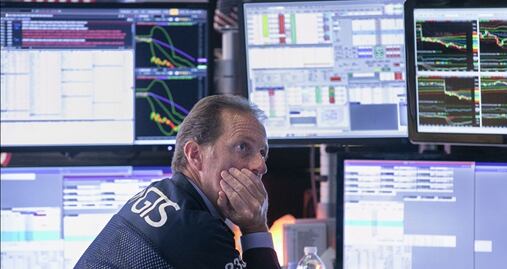 Wall Street se desploma; mercado de bonos alerta de recesión