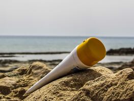 FDA revela los 7 químicos de bloqueadores solares que absorbe la sangre