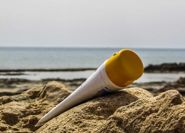 FDA revela los 7 químicos de bloqueadores solares que absorbe la sangre