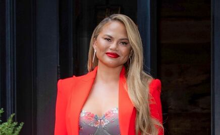 Chrissy Teigen se luce con atuendo bralette y lujoso traje en Nueva York