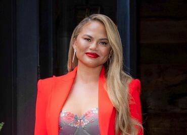 Chrissy Teigen se luce con atuendo bralette y lujoso traje en Nueva York