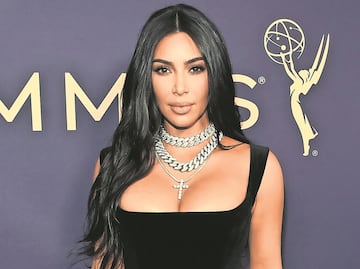 Kim Kardashian se arriesga con el ‘microbikini de oro’ más chic de la temporada