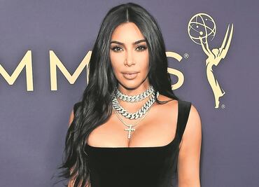 Kim Kardashian se arriesga con el ‘microbikini de oro’ más chic de la temporada