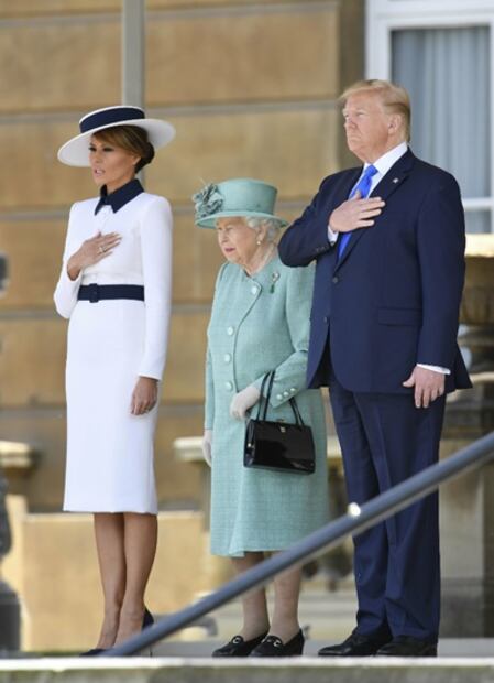 Melania se luce con un Dolce & Gabbana ante la reina Isabel