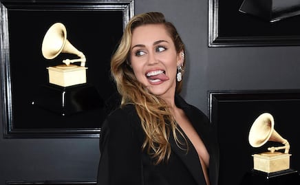 Miley Cyrus se luce como toda una chica dorada con traje de baño high leg