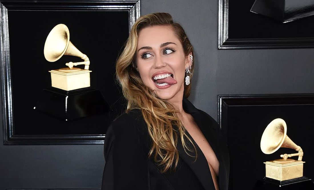 Miley Cyrus impresionó con un atuendo metálico. Foto: AP