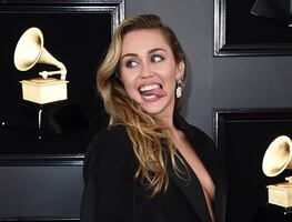 Miley Cyrus se luce como toda una chica dorada con traje de baño high leg