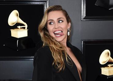 Miley Cyrus se luce como toda una chica dorada con traje de baño high leg