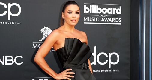 Eva Longoria seduce con vestido asimétrico en Premios Billboard
