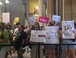 Jueza bloquea la prohibición casi total del aborto en Indiana