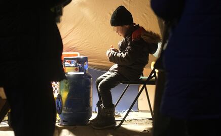 Niño ucraniano viajó solo 1, 200 km con número telefónico en la mano