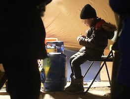 Niño ucraniano viajó solo 1, 200 km con número telefónico en la mano