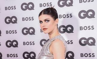 El minivestido de plata con el que Alexandra Daddario resplandeció en Londres