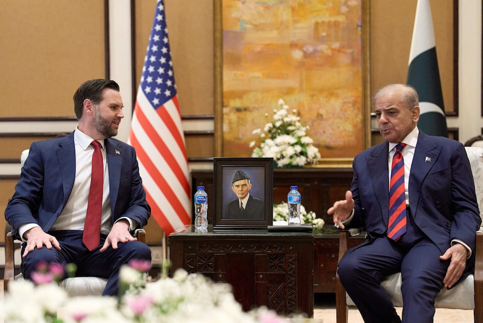 Irán y EU concluyen con "optimismo" en Islamabad su primer diálogo directo desde 1979. Foto: (Photo by Jacquelyn Martin / POOL / AFP)