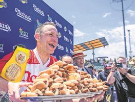 Comer un hot-dog te quita 36 minutos de vida saludable, alerta estudio