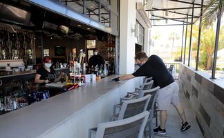 Van contra restaurante de California que desaconsejó uso de cubrebocas