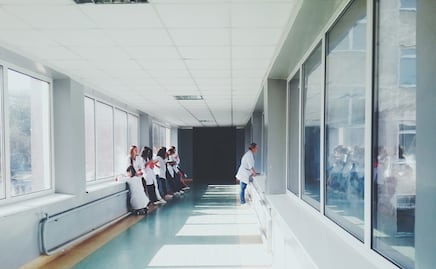 Detienen a hombre por toser sobre personal de hospital en Connecticut