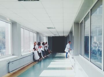 Detienen a hombre por toser sobre personal de hospital en Connecticut