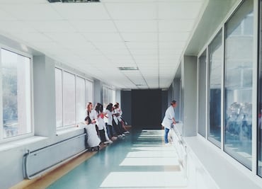 Detienen a hombre por toser sobre personal de hospital en Connecticut