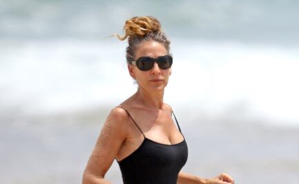 Sarah Jessica Parker se luce con traje de baño a los 55